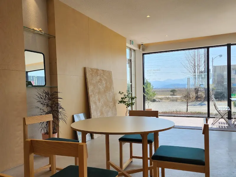 카페 내부 테이블