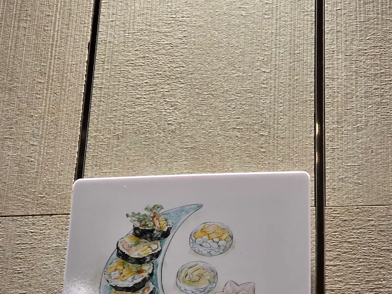 테이블 위에 놓인 메뉴 그림