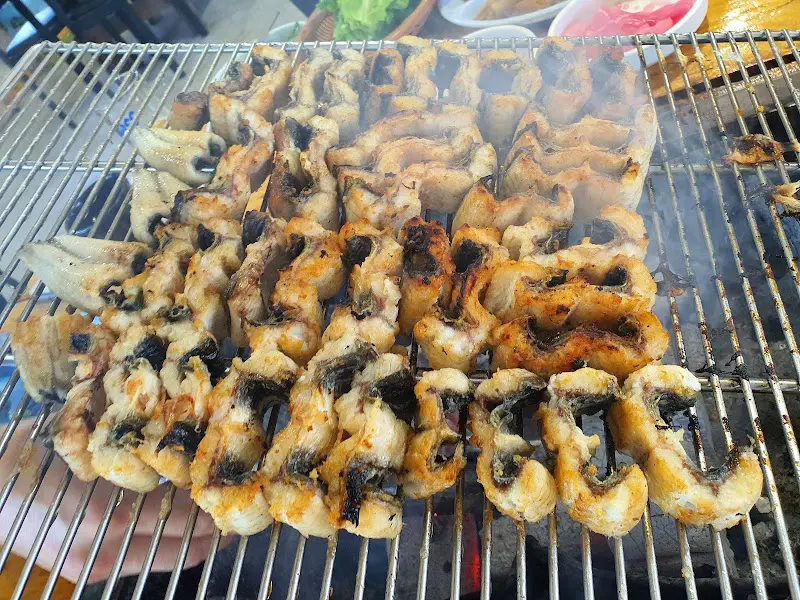 숯불 위에 가득찬 장어