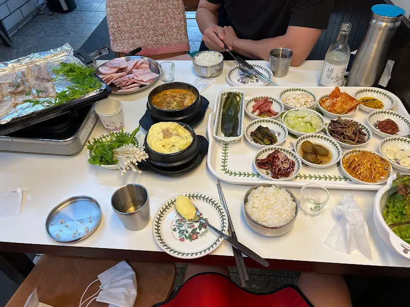 가득 차려진 테이블