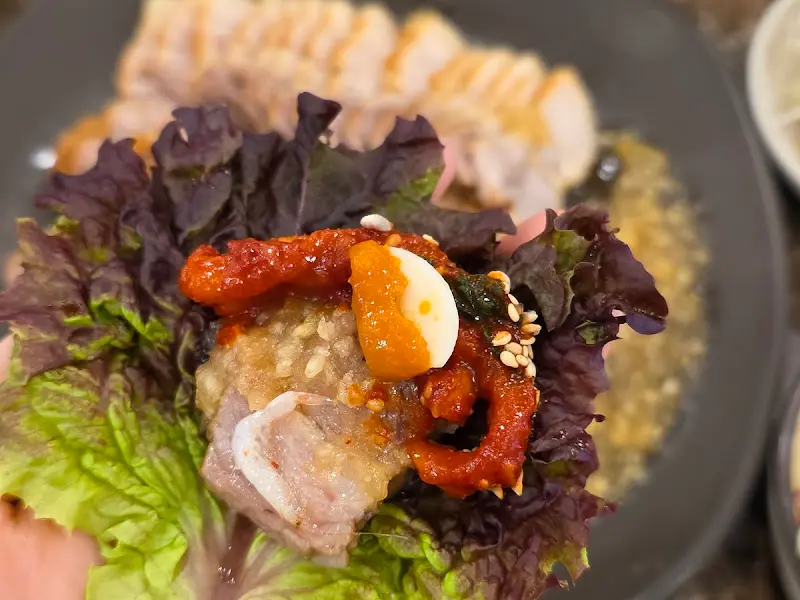 쌈으로 즐기는 마늘보쌈