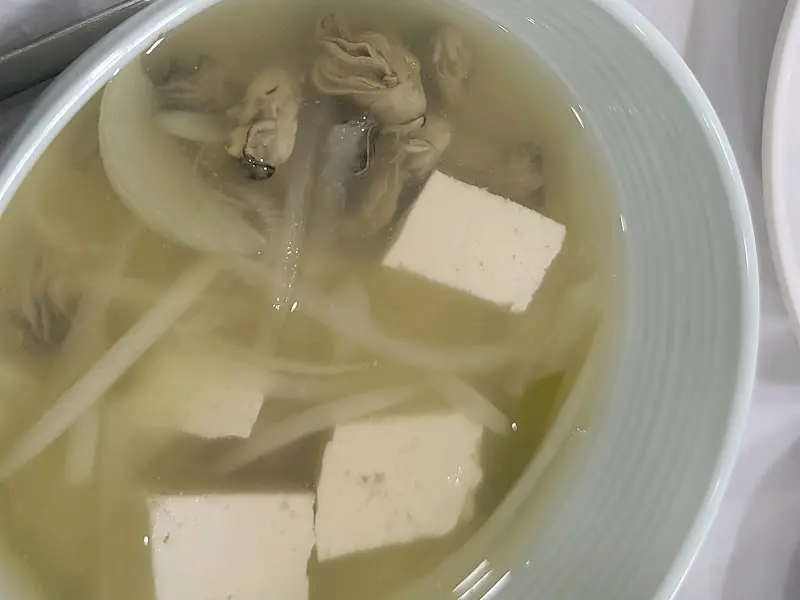 굴이 듬뿍 들어간 맑은 탕