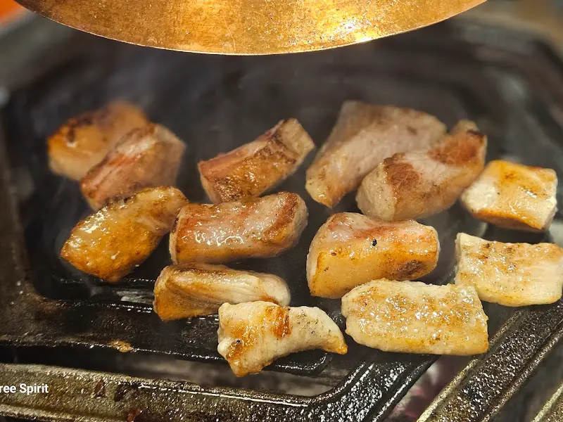 참숯에 구워지는 흑돼지