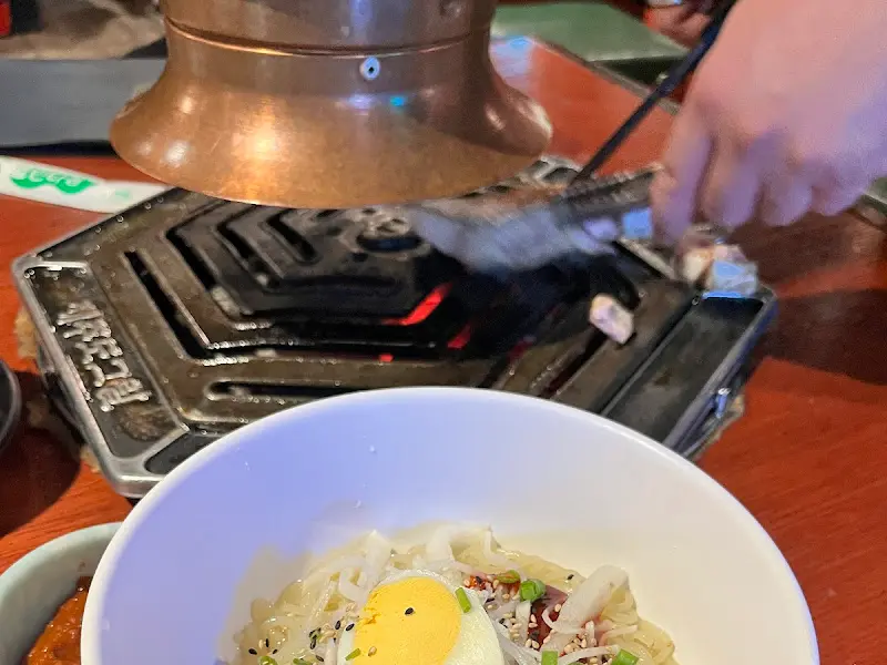 다양한 소스와 쌈 채소