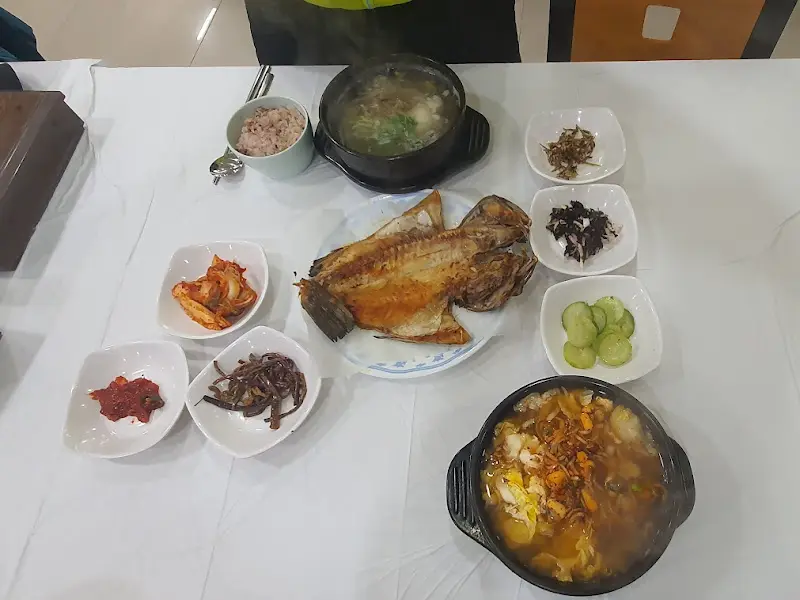 한 상 가득 차려진 밥상