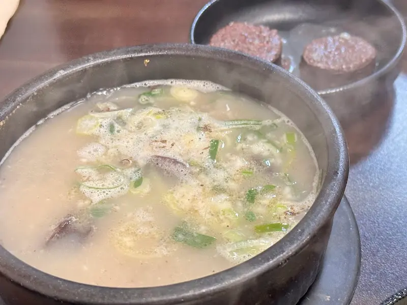 맑은 국물의 순대국밥