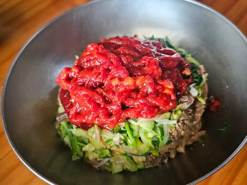 육회비빔밥의 아름다운 자태