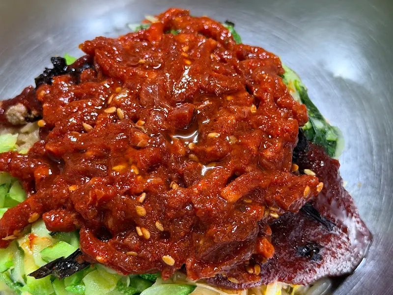 고추장 양념이 듬뿍 올려진 육회