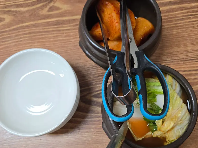 회령손만두국 밑반찬 (깍두기, 물김치)