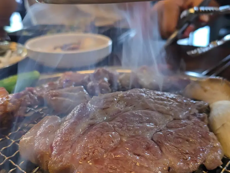 숯불 위에서 익어가는 두툼한 목살