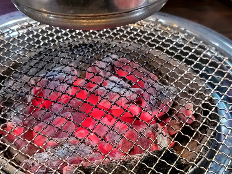 뜨겁게 달궈진 숯