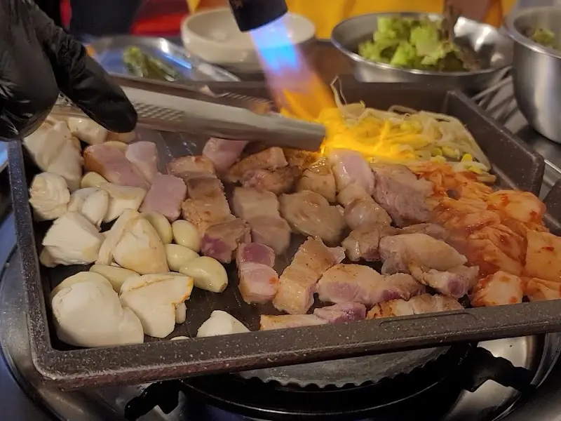 불판 위에서 맛있게 익어가는 고기