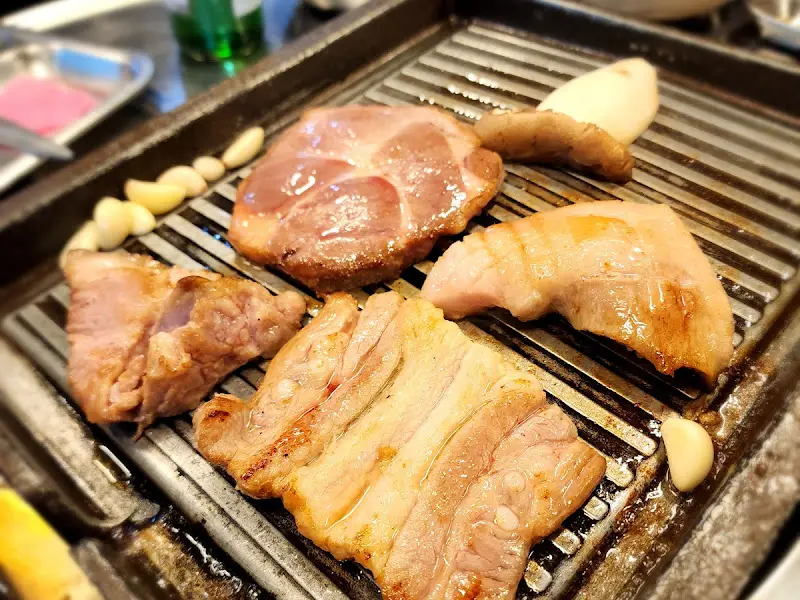 불판 가득 채운 고기