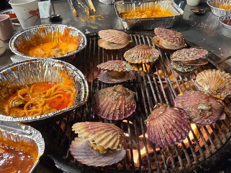 숯불 위에서 익어가는 다양한 조개들