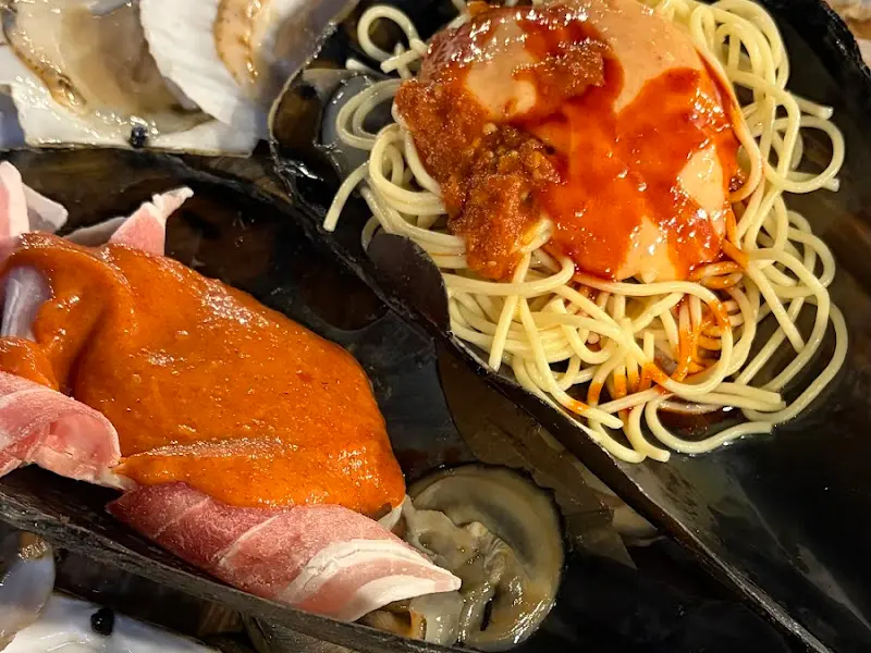 키조개 위에 올려진 쭈꾸미와 스파게티