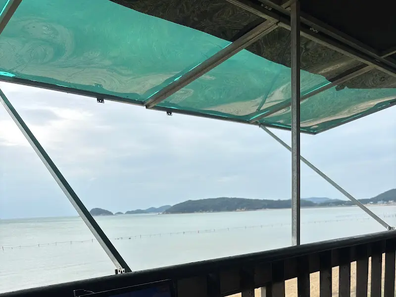 테라스에서 보이는 탁 트인 바다 뷰