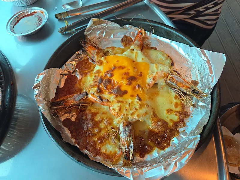 다양한 해산물이 가득 담긴 조개구이 한 상