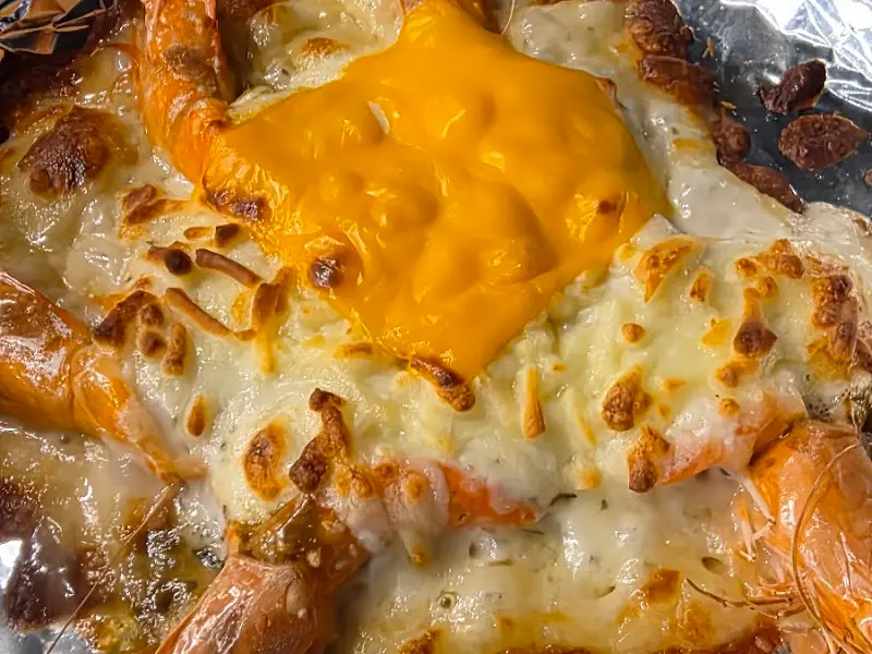 치즈를 듬뿍 올린 새우 구이