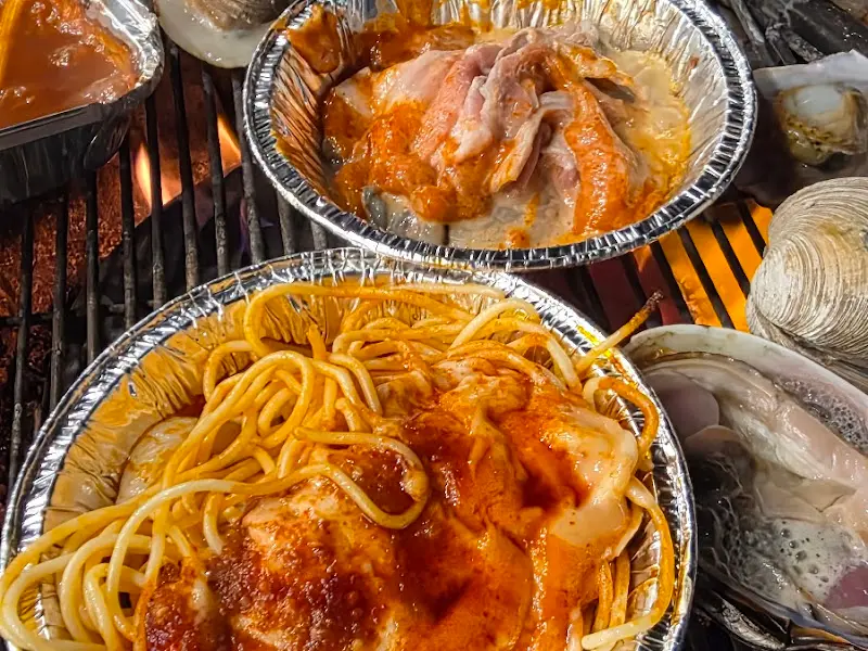 키조개 위에 올려진 매콤한 양념의 해산물과 스파게티