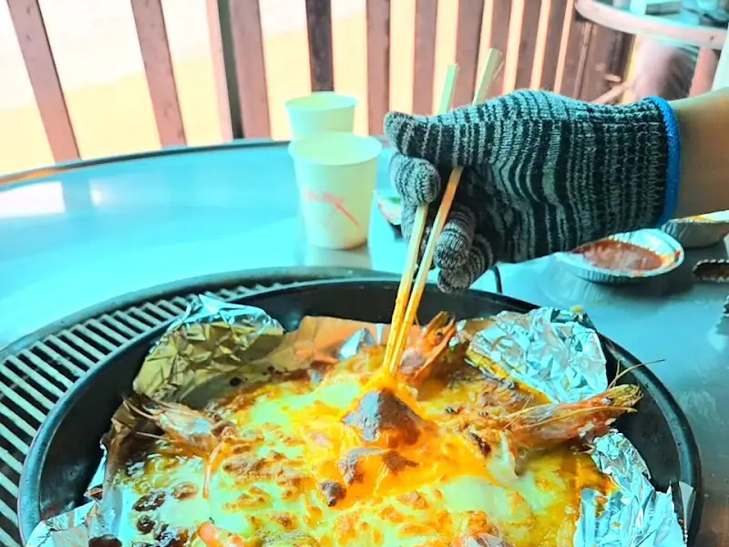 새우 치즈 구이를 손질하는 모습