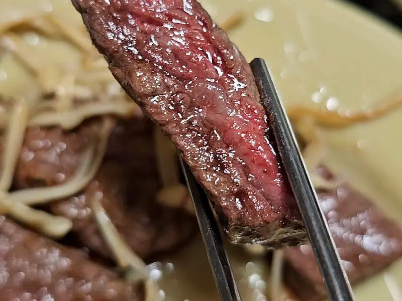 젓가락으로 집어올린 한우 등심