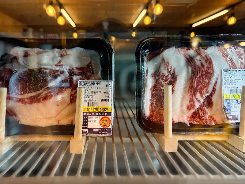 냉장 쇼케이스 안의 마블링이 환상적인 한우