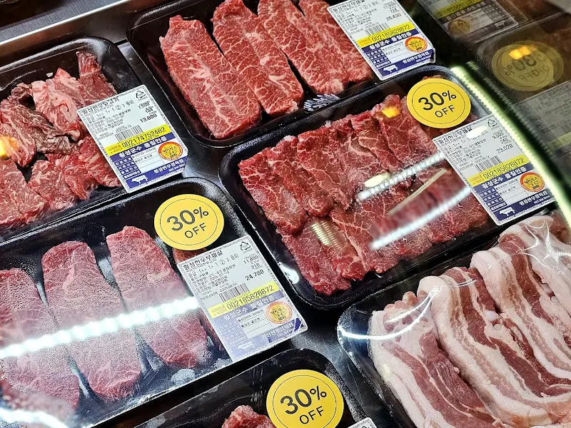 30% 할인 스티커가 붙어있는 한우 모듬