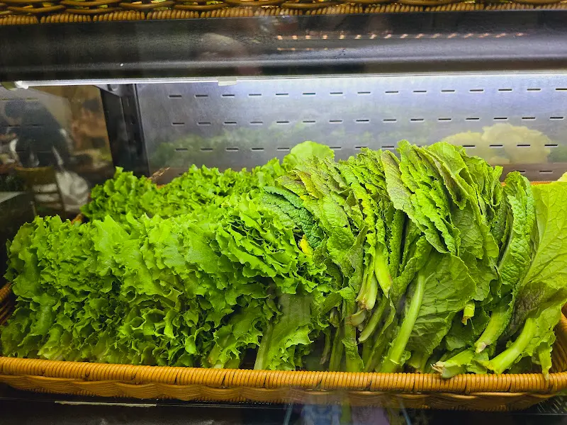 싱싱한 쌈채소가 가득 담겨있는 모습