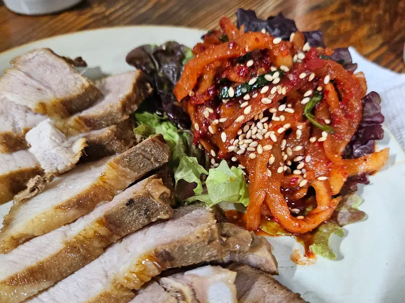 윤기가 흐르는 보쌈과 매콤한 무김치의 조화