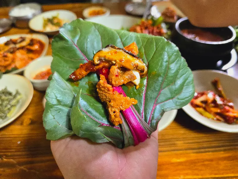 손바닥 위에 펼쳐진 쌈의 향연