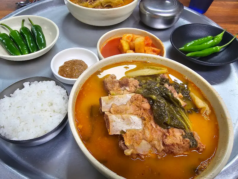 뼈해장국 특 한 상 차림