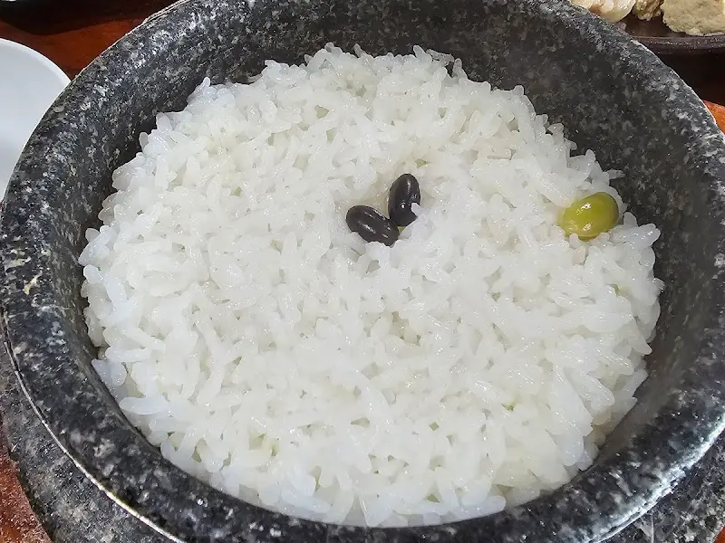 윤기 좔좔 흐르는 돌솥밥