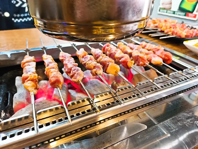 숯불 위에서 익어가는 양꼬치