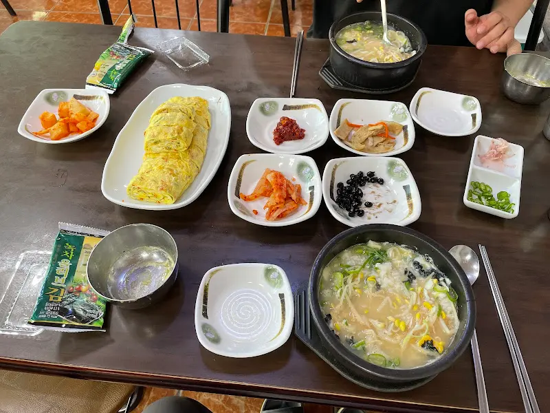 할매 콩나물국밥 한상 차림