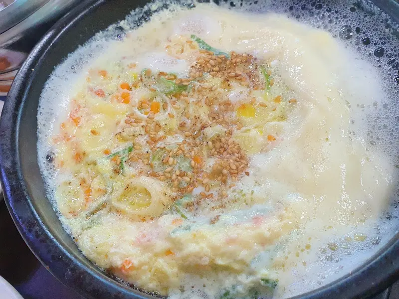 보글보글 끓고 있는 계란찜
