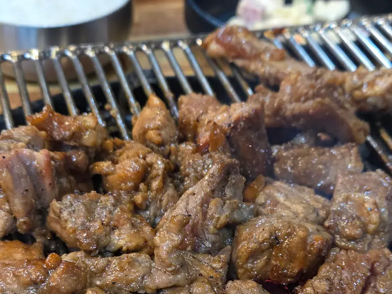 숯불 위에서 익어가는 돼지갈비