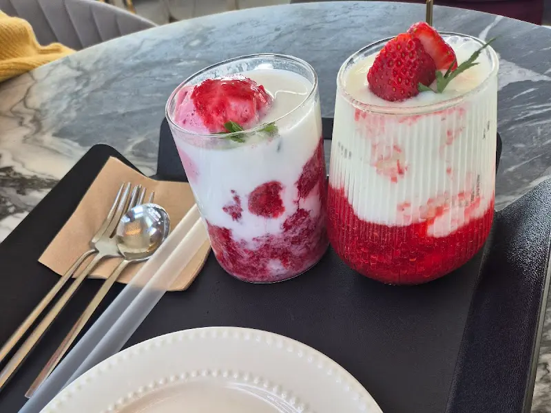 말차 크림 딸기 라떼