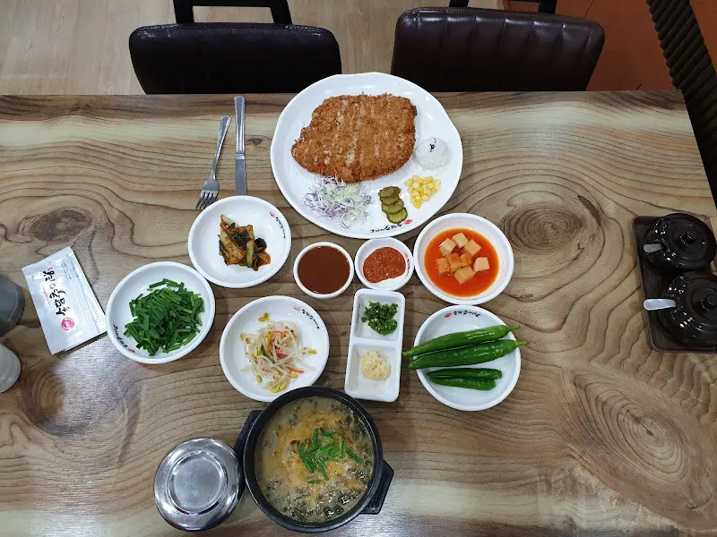 추어탕과 돈까스 한 상 차림