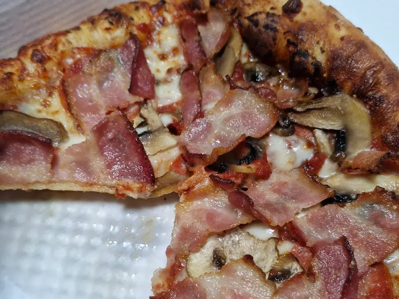 토핑이 풍부한 피자