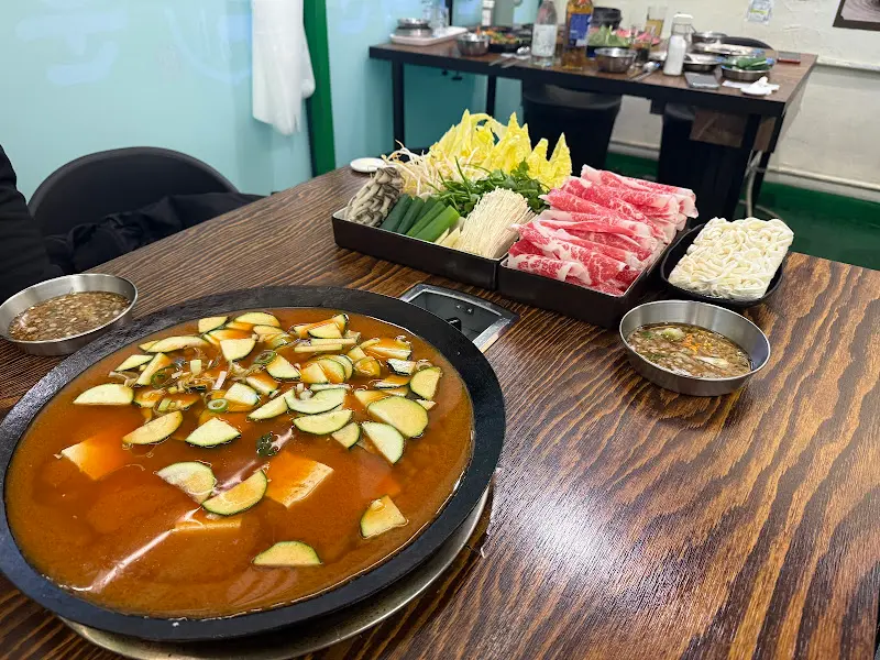 차돌박이 전골 끓는 모습