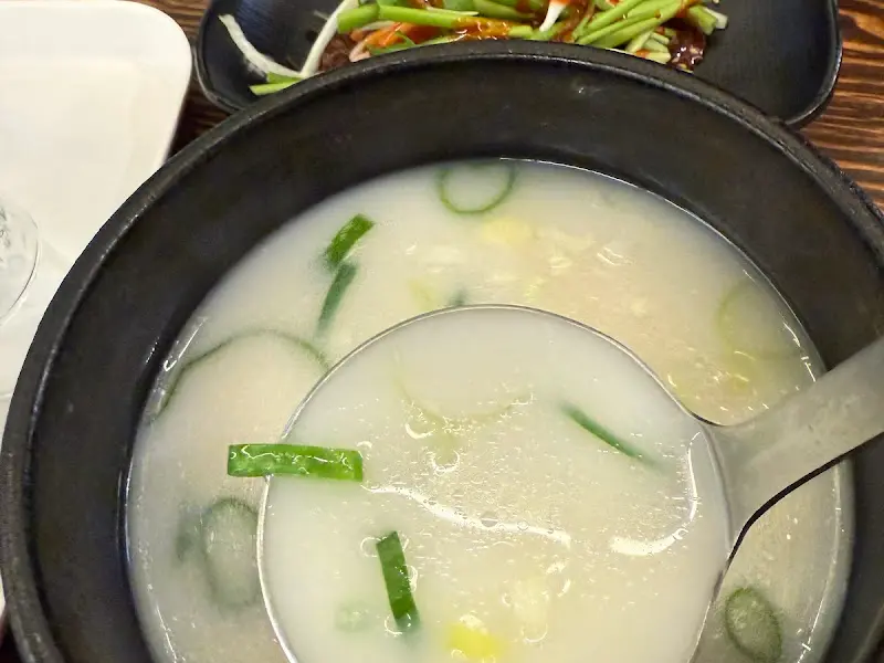 뽀얀 국물의 곰탕