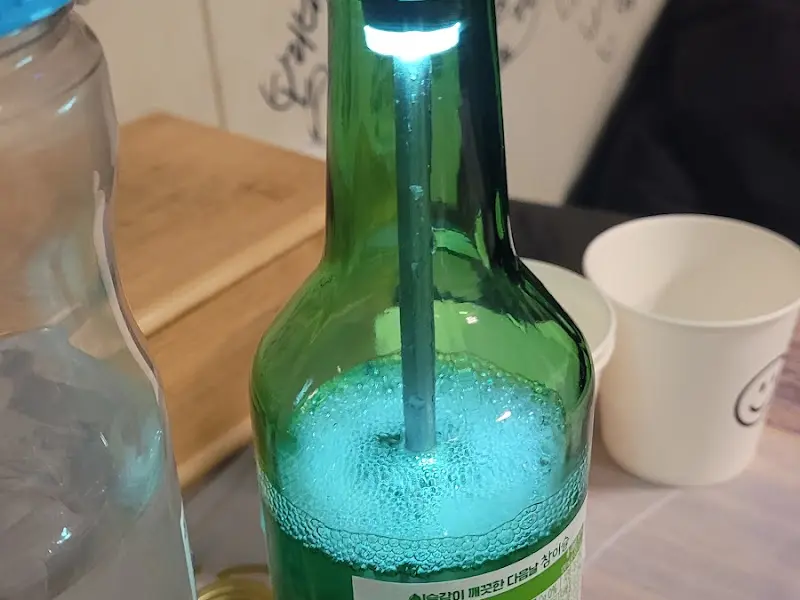 술병에 꽂힌 조명