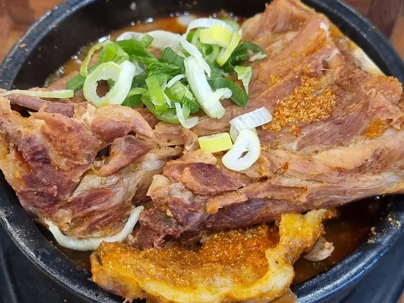 푸짐한 뼈해장국 한 상 차림