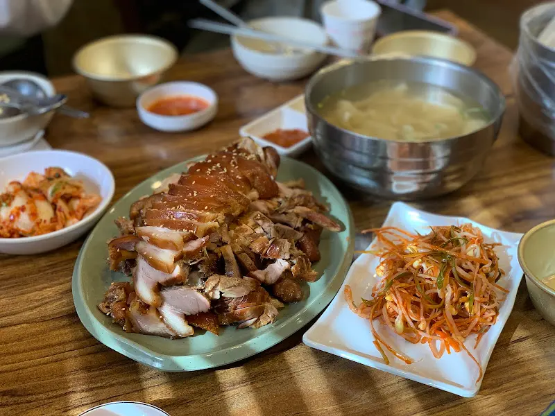 윤기가 흐르는 족발