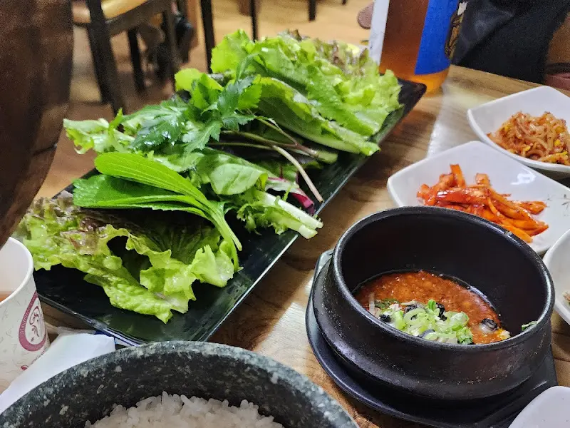 돌솥밥과 쌈 채소