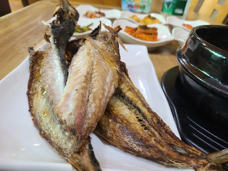 윤기가 좔좔 흐르는 생선구이