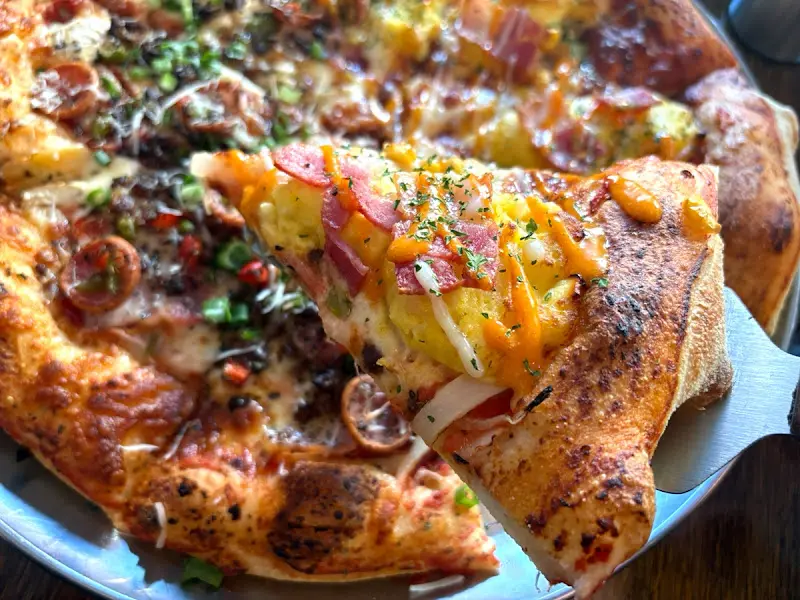 페퍼로니와 파인애플 토핑이 반반 올라간 피자