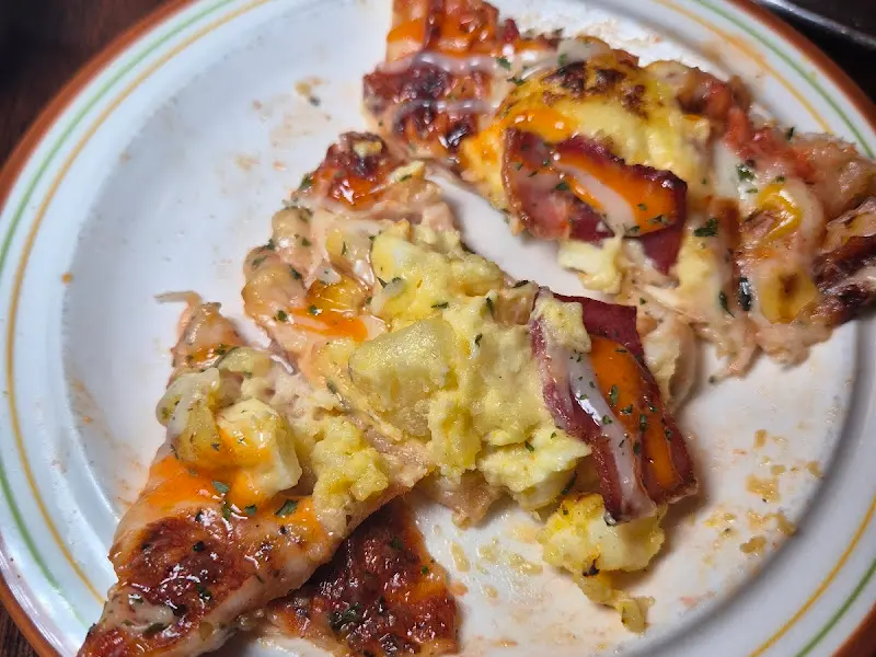 테이블 위에 놓인 식기류와 냅킨