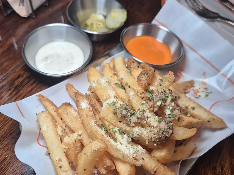 감자튀김과 소스의 모습