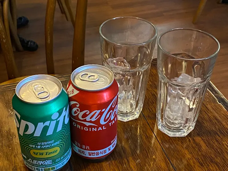 음료수 캔과 얼음잔